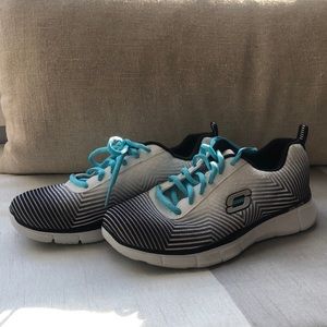 Sketchers black and white